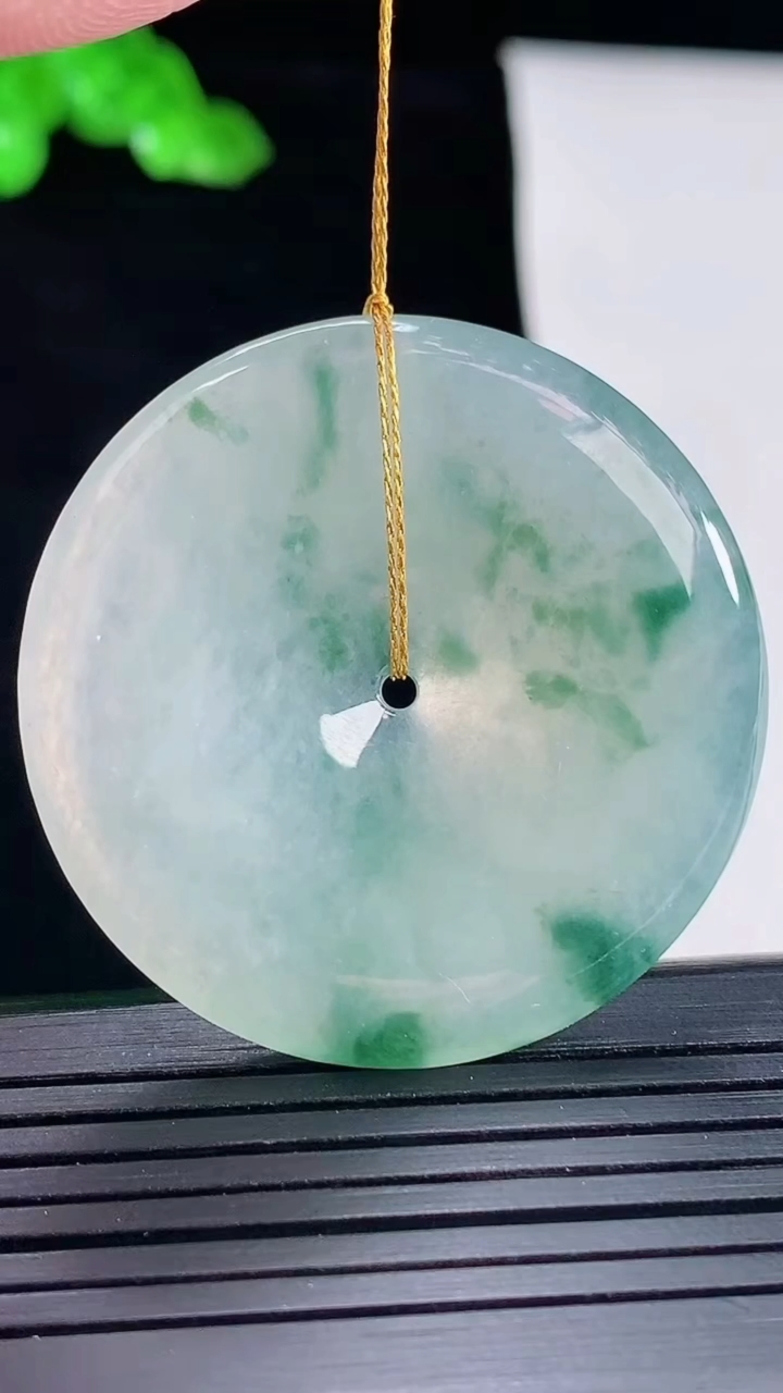 天然A货翡翠冰种飘花平安扣吊坠，尺寸39-5.5重量:17.46g
5月16日