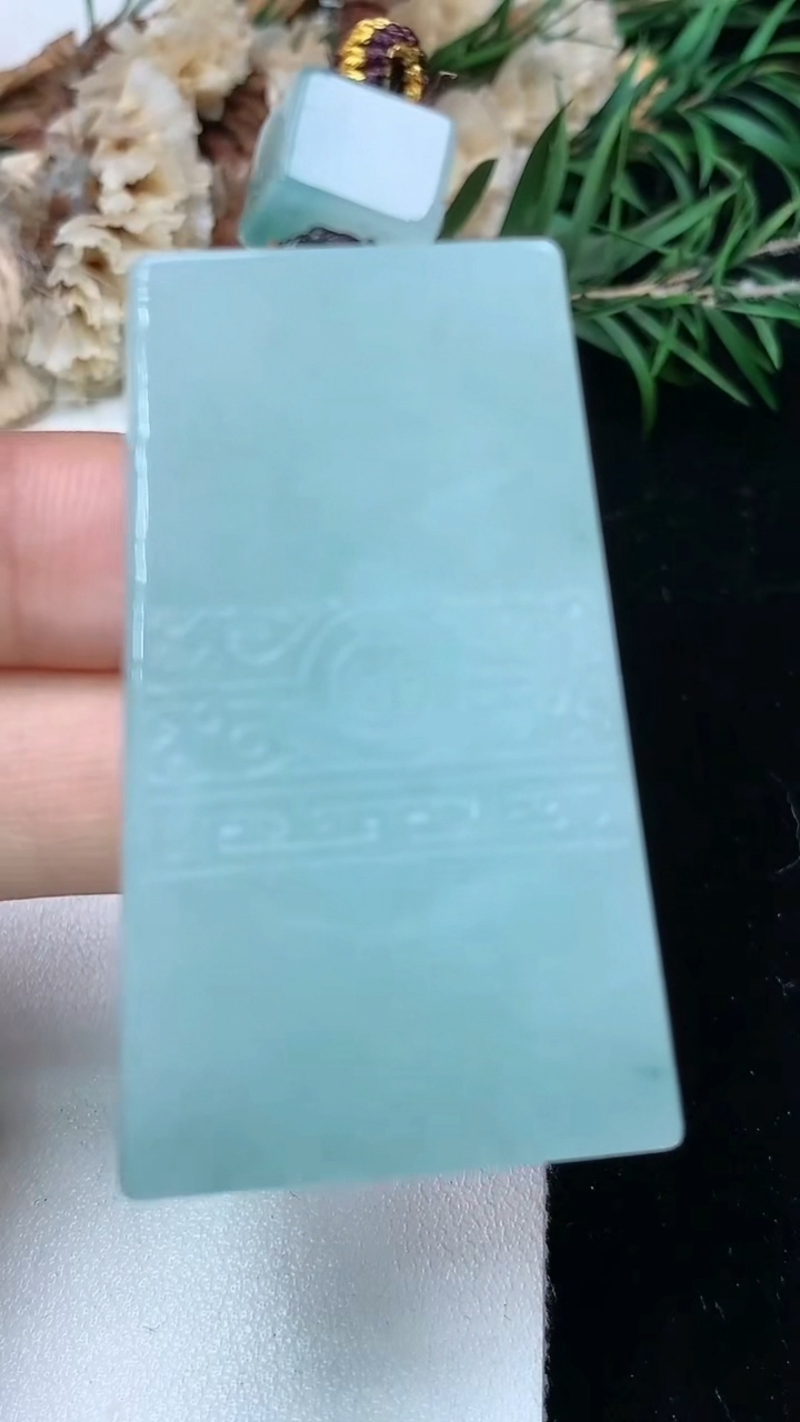 天然A货翡翠飘花仿古无事牌吊坠，尺寸46.6-28.5-10.4，重量:43.49g
5月16日
