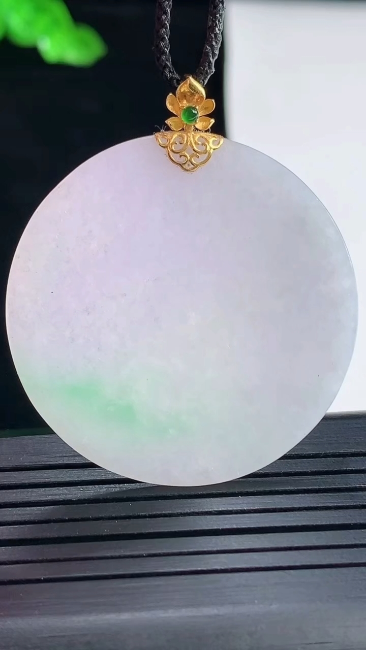 天然A货翡翠18k金春带彩 紫罗兰无事牌吊坠，尺寸38.5-1.5重量:6.55g
5月16日
