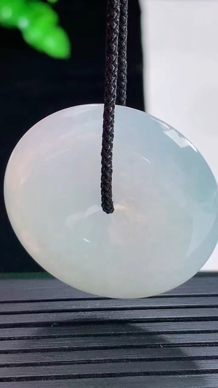 天然A货翡翠平安扣吊坠，尺寸32.5-5.8重量:13.00g
5月16日