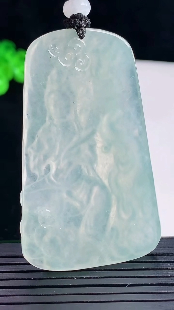 天然A货翡翠大势至菩萨吊坠，尺寸58.5-36-5.6重量:30.35g
5月16日