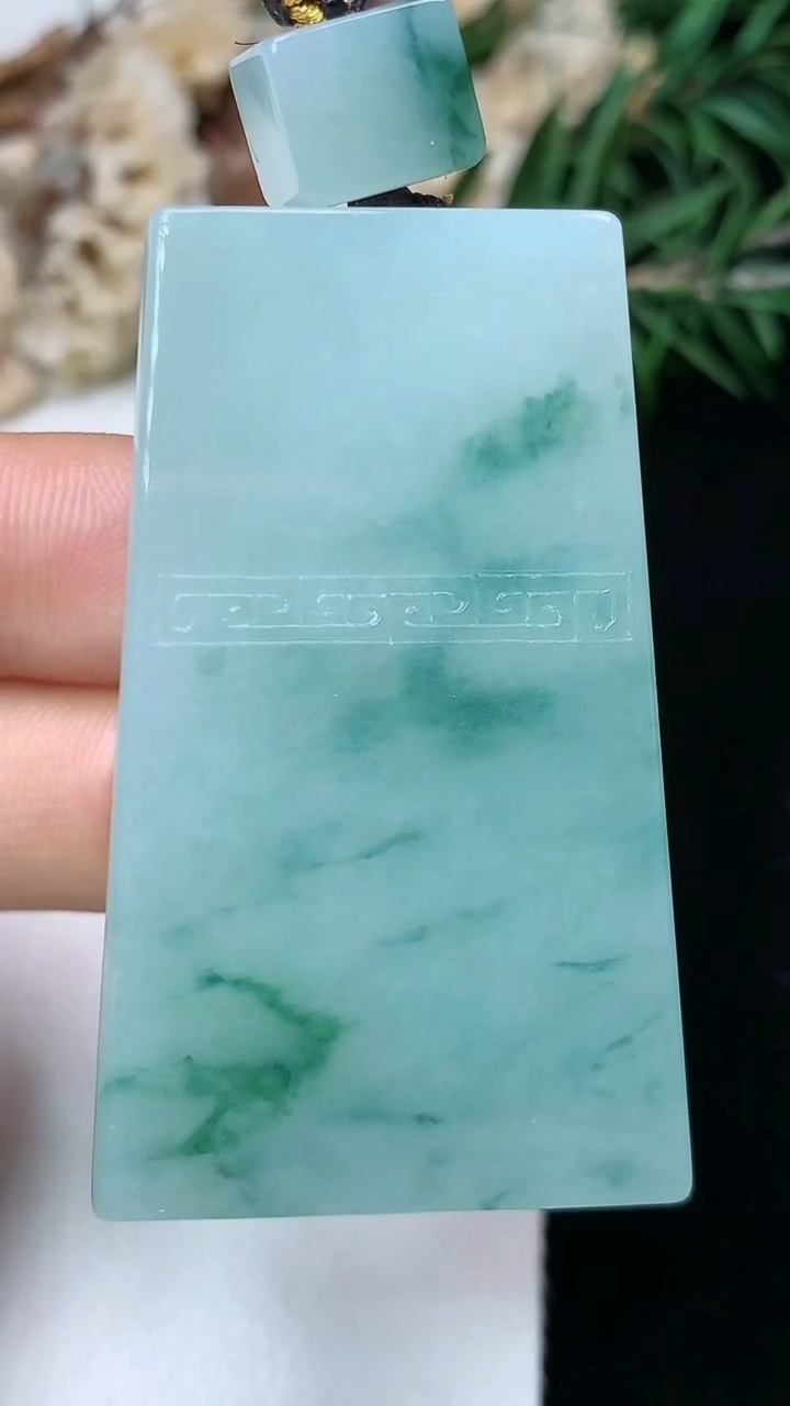 天然A货翡翠飘花仿古无事牌吊坠，尺寸46.6-28.5-10.4，重量:43.49g
5月16日