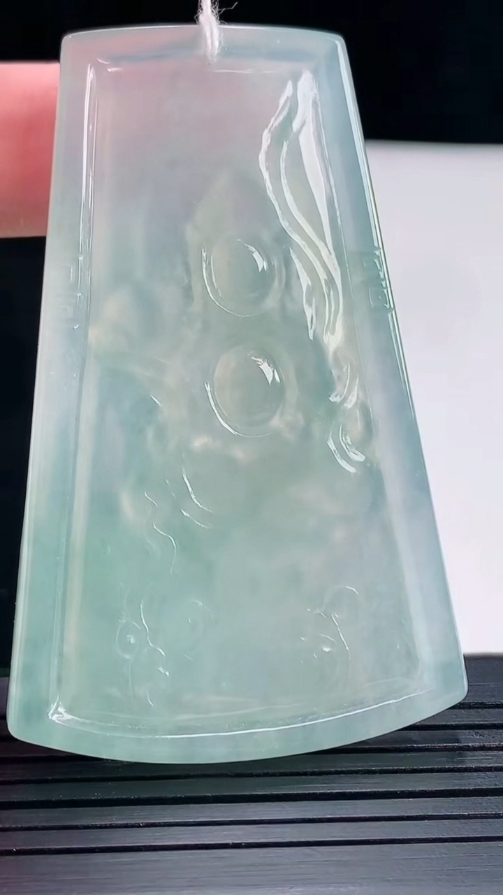 天然A货翡翠大势至菩萨吊坠，尺寸64-40-5重量:28.15g
5月16日