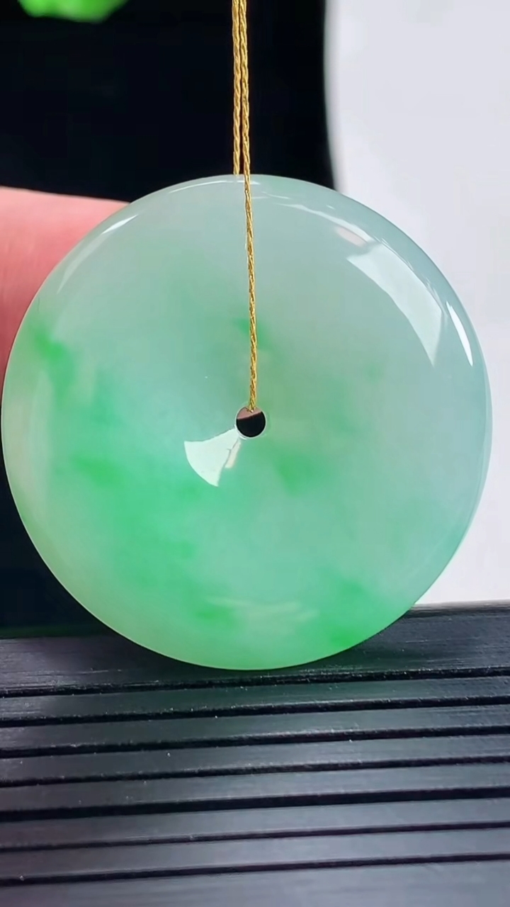 天然A货翡翠平安扣吊坠，尺寸33-5.5重量:13.12g
5月16日