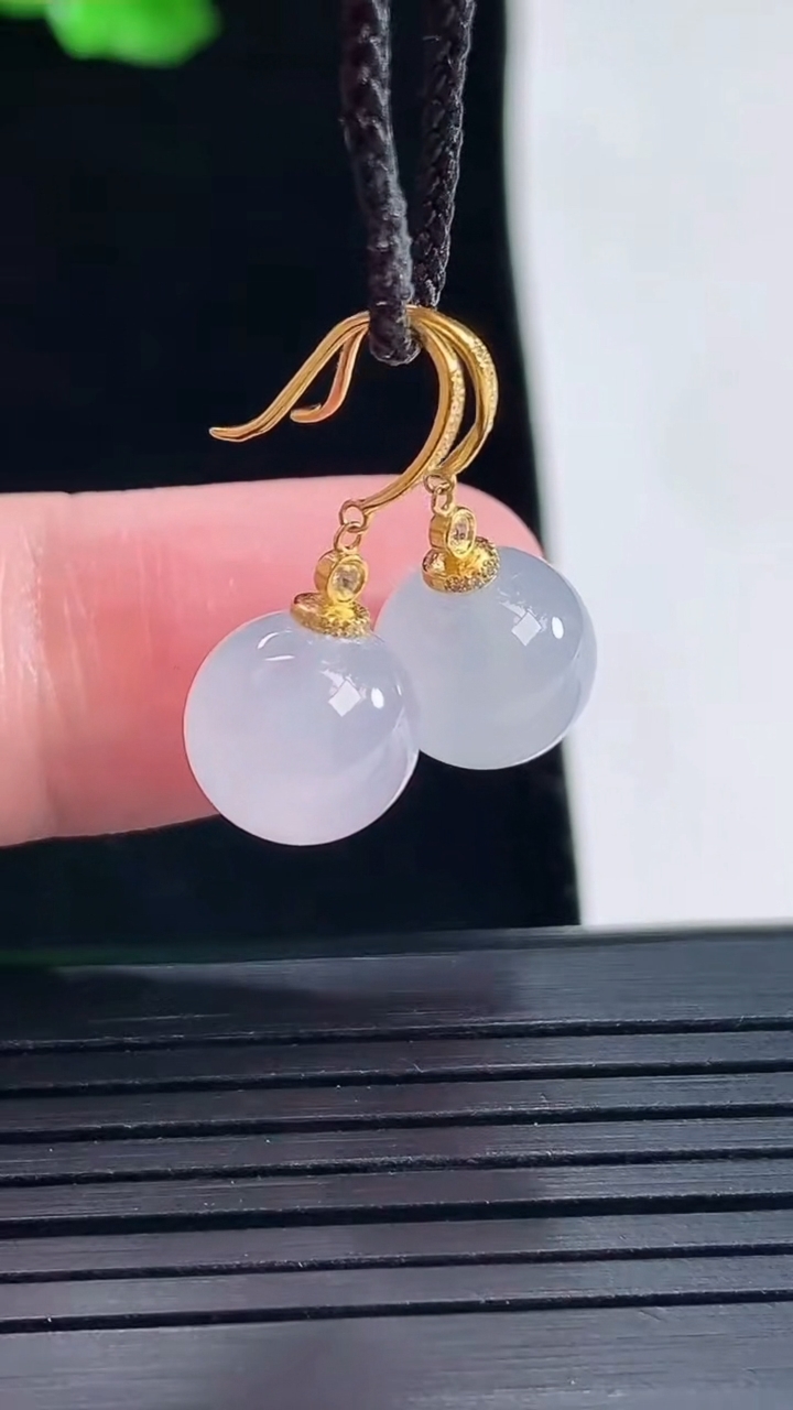 天然A货翡翠种紫罗兰圆珠耳坠，尺寸9.6重量:3.37g
5月16日