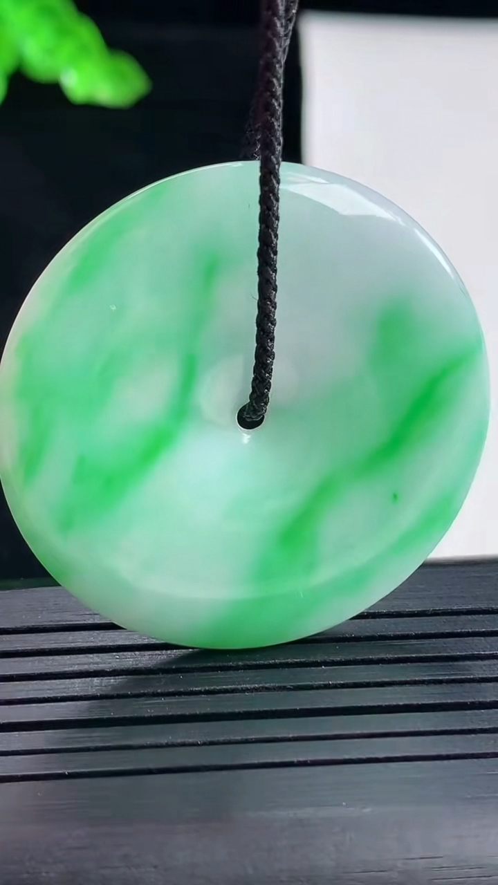 天然A货翡翠平安扣吊坠，尺寸40-5重量:17.74g
5月16日