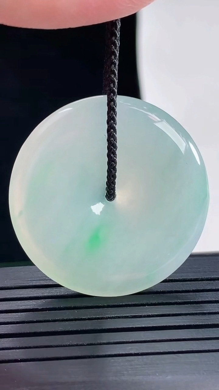 天然A货翡翠平安扣吊坠，尺寸33.5-5重量:11.62g
5月16日