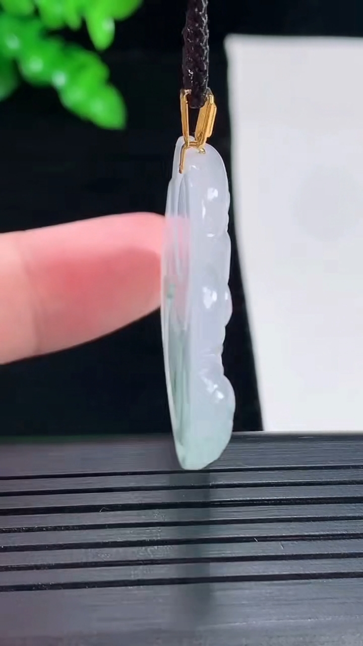 天然A货翡翠18k金飘花佛公吊坠，尺寸32-38-5重量:10.71g
5月16日