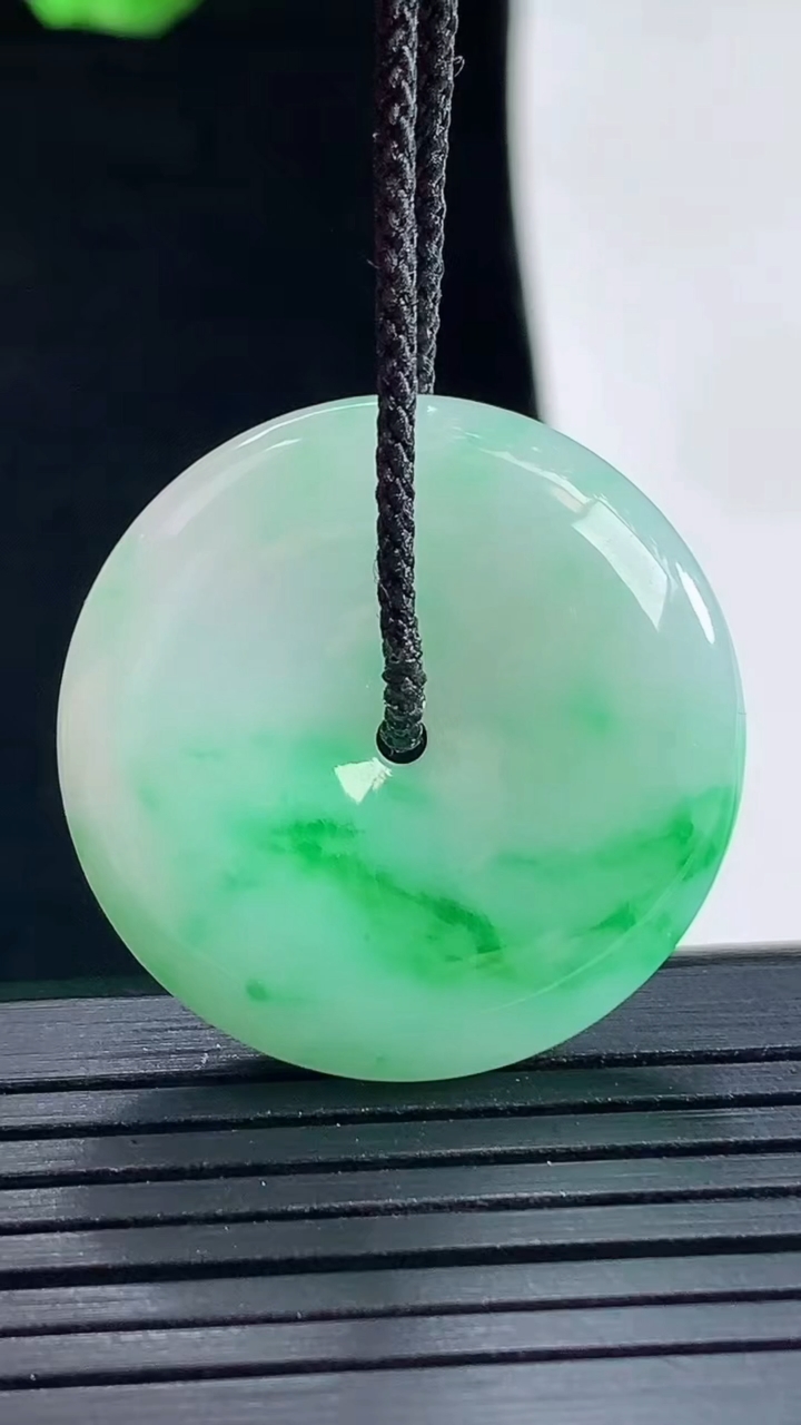 天然A货翡翠平安扣吊坠，尺寸29-6重量:10.59g
5月16日