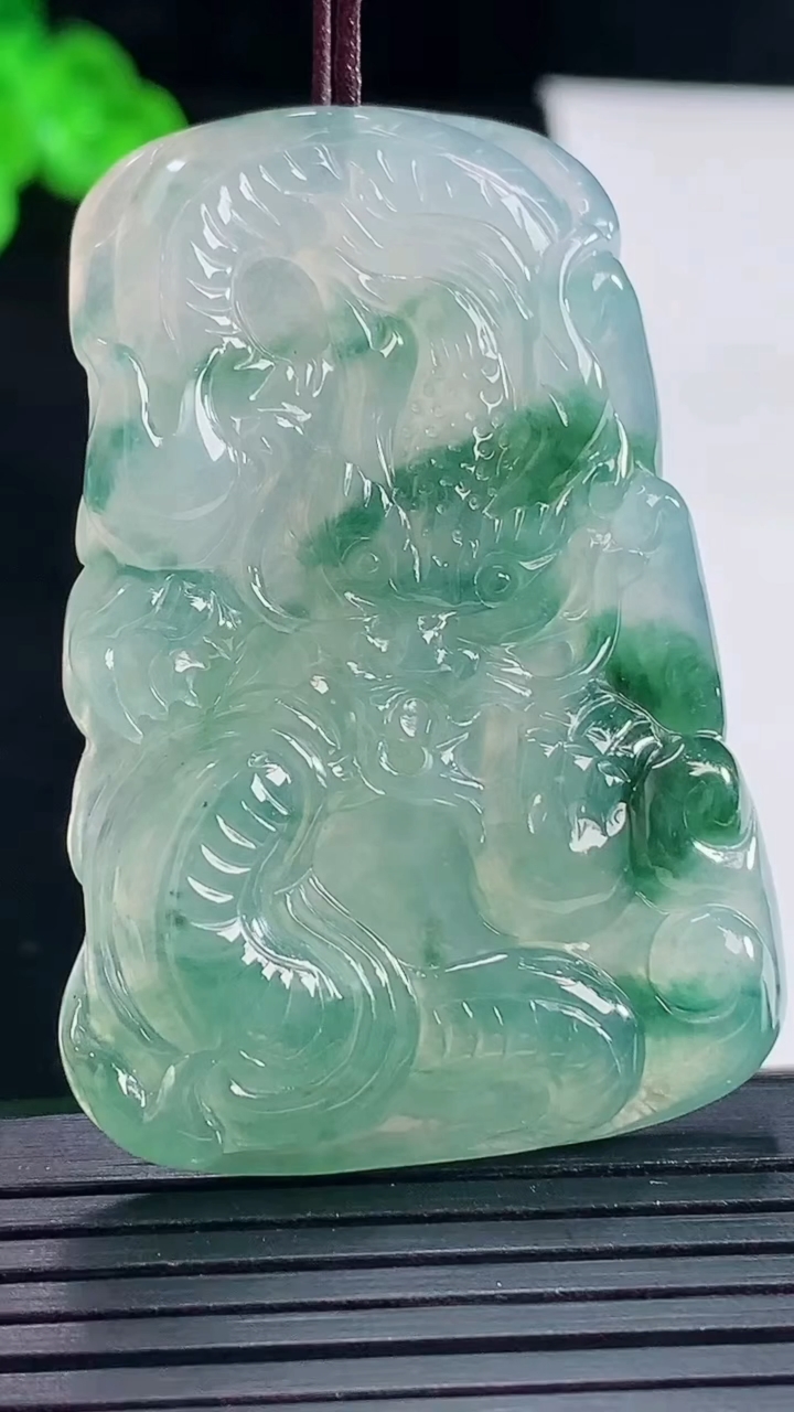 天然A货翡翠种飘花龙牌吊坠，尺寸50-35-6重量:24.19g
5月16日