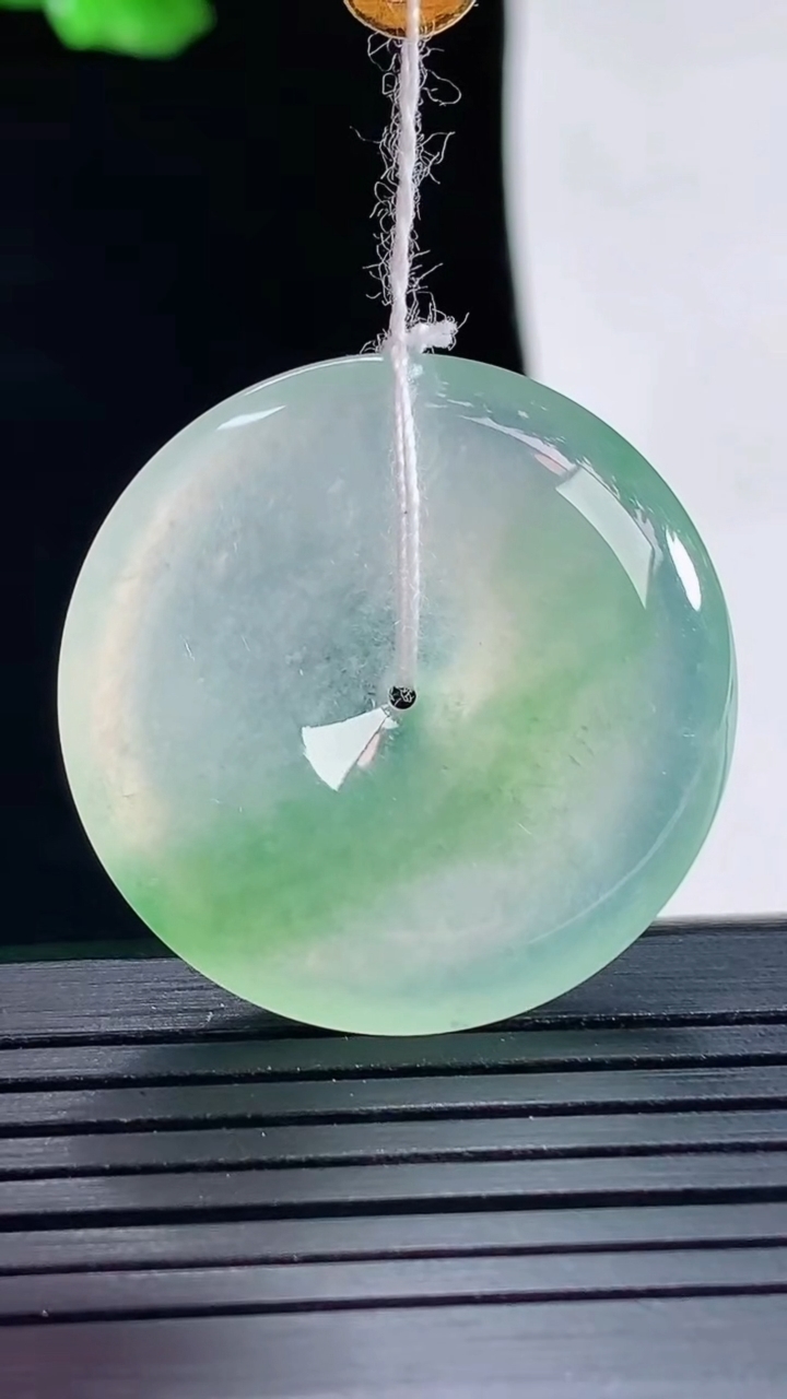 天然A货翡翠平安扣吊坠，尺寸30.6-5.5重量:10.59g
5月16日