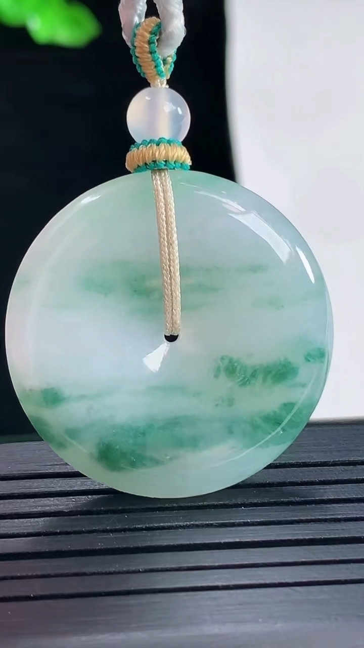 天然A货翡翠飘花平安扣吊坠，尺寸31.5-5.2重量:15.27g
5月16日