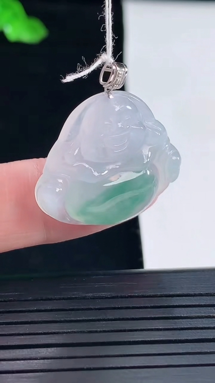天然A货翡翠种飘花佛公吊坠，尺寸23.5-27-5重量:5.30g
5月16日