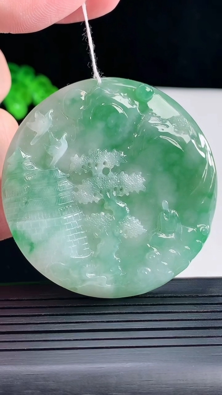 天然A货翡翠山水牌吊坠，尺寸54-5.5重量:34.67g
5月16日