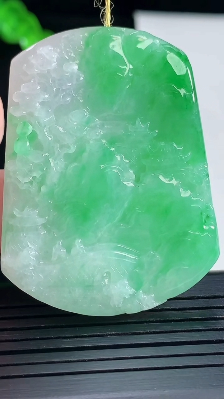 天然A货翡翠山水牌吊坠，尺寸49-38-4.6重量:21.91g
5月16日