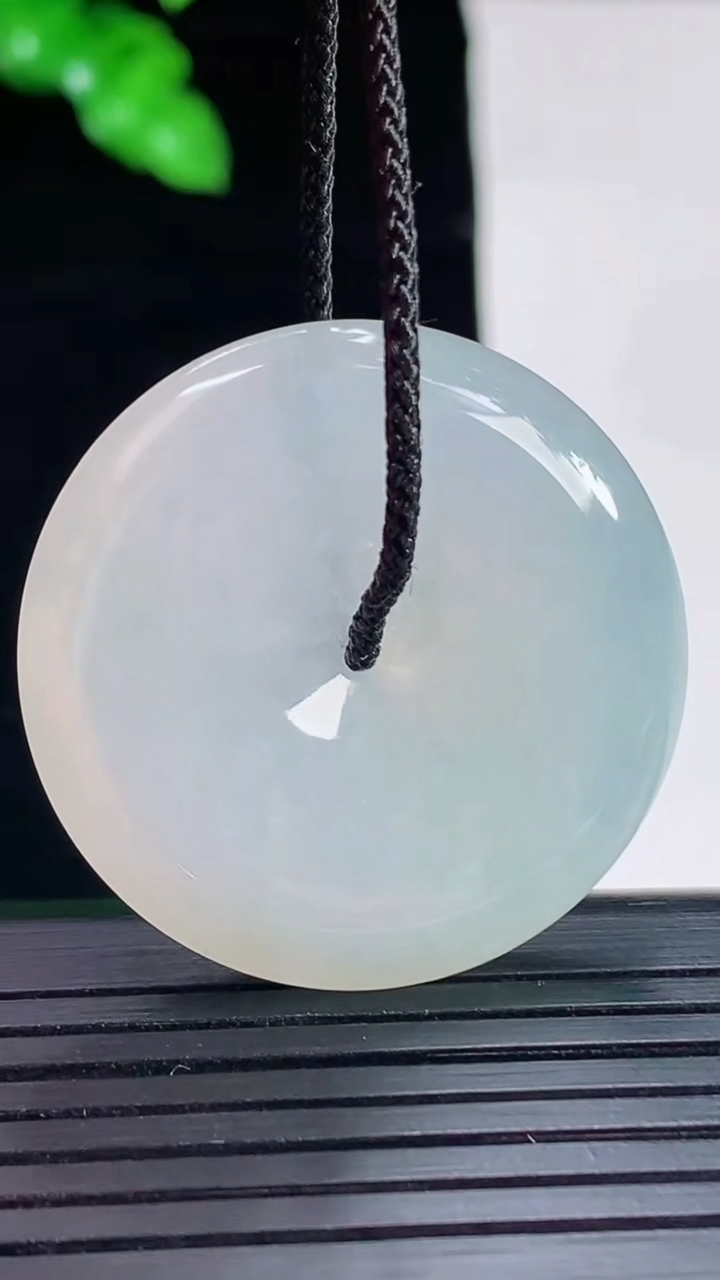 天然A货翡翠平安扣吊坠，尺寸32.5-5.8重量:13.00g
5月16日