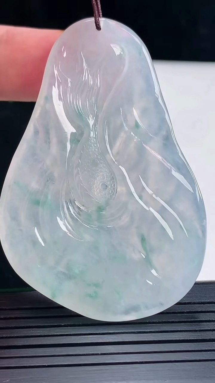 天然A货翡翠冰种飘花龙牌吊坠，尺寸63-42.6-5.5重量:28.89g
5月16日