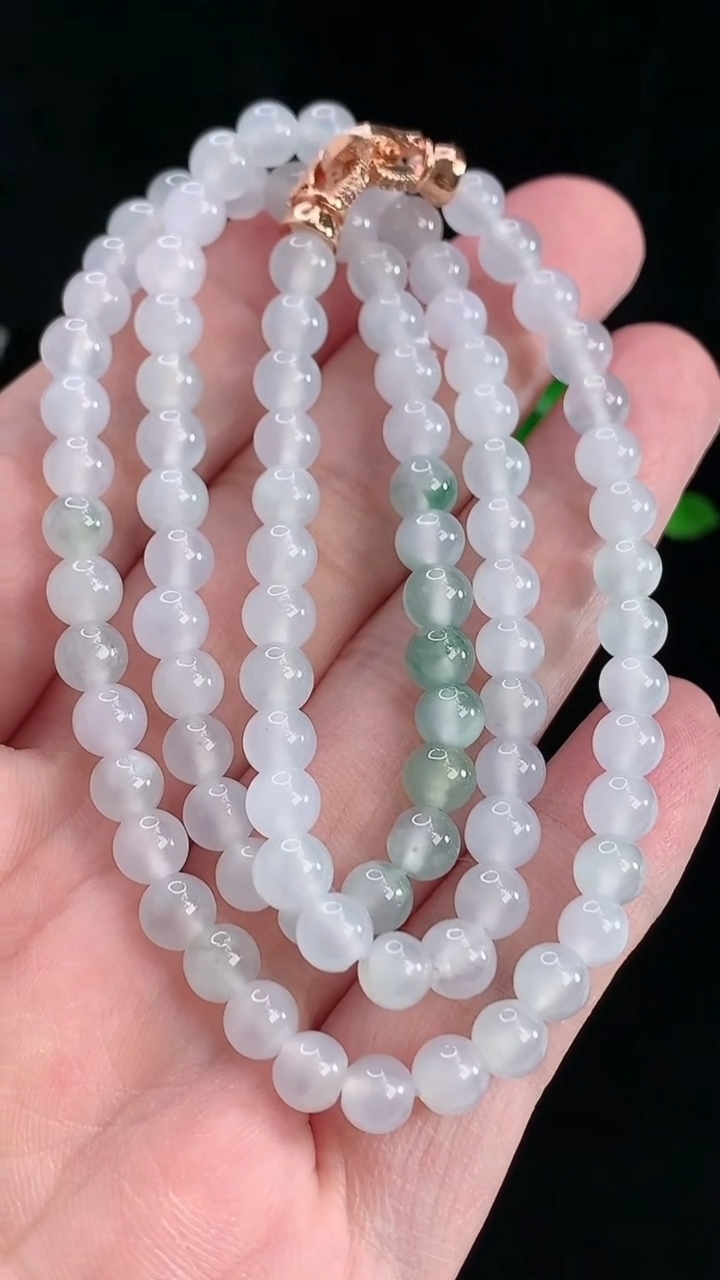 天然A货翡翠种飘花圆珠项链，尺寸6-94颗重量:32.94g5月16日
工厂直销收藏佳品,种好水足，色泽均匀，有种有色，上手高大气！