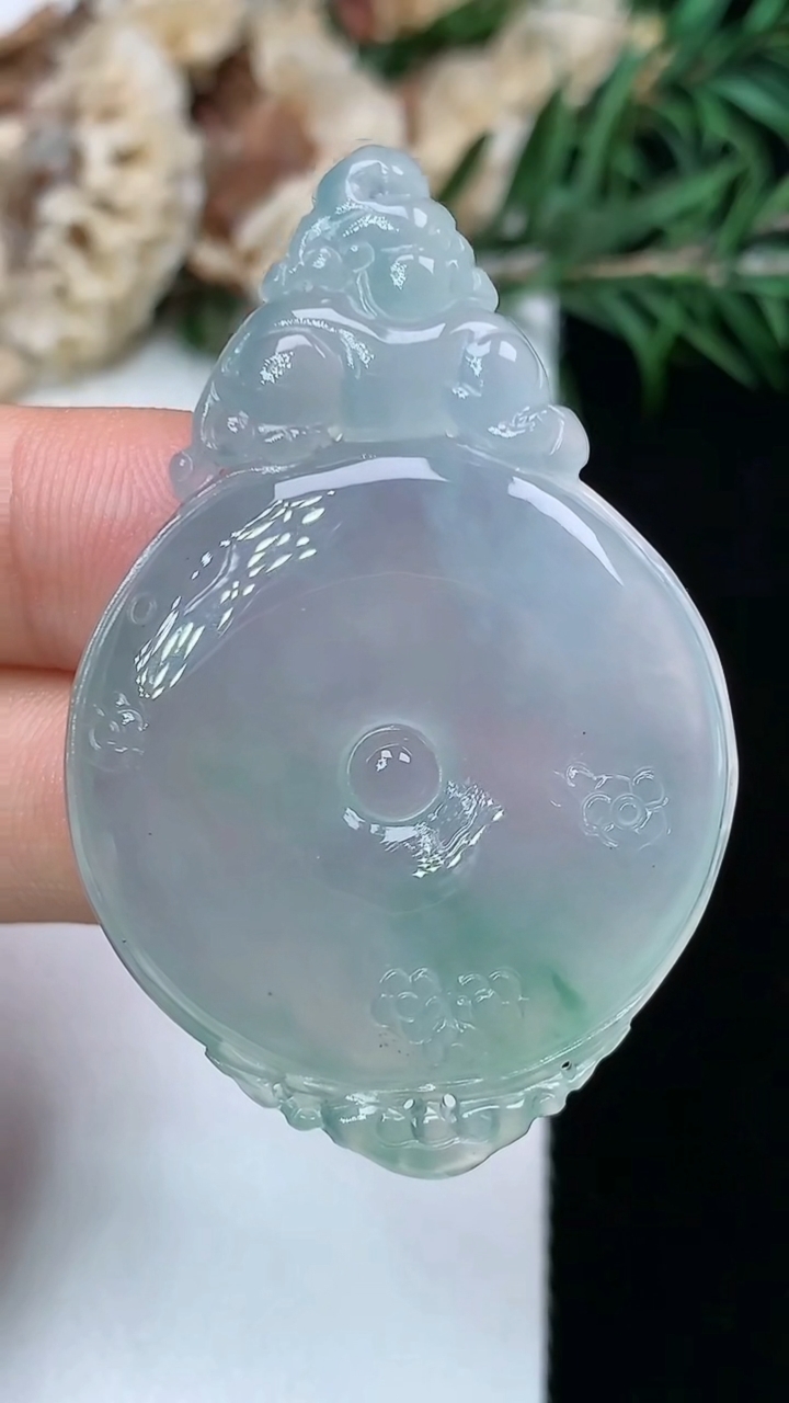 天然A货翡翠飘花仿古平安扣吊坠，尺寸47.3-30.9-5.3，重量:13.10g
5月16日
