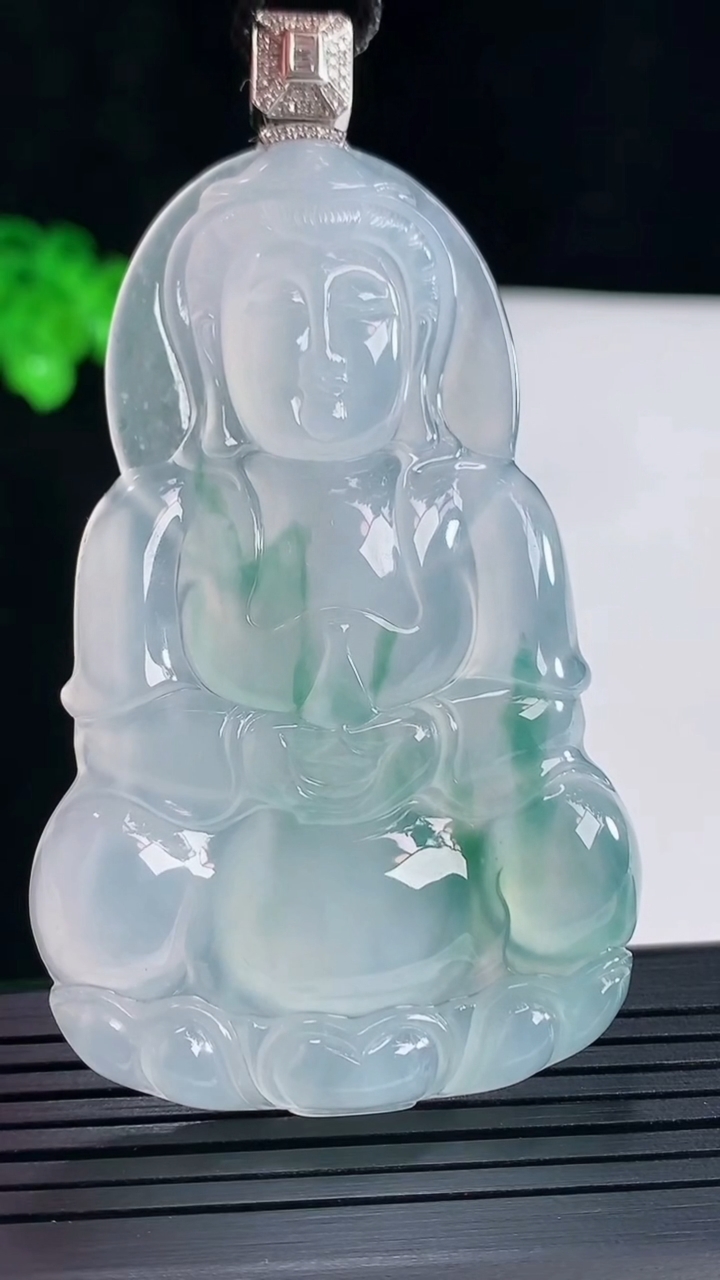 天然A货翡翠种飘花正装观音吊坠，尺寸77.5-67.5-42-6.2重量:31.52g
5月16日