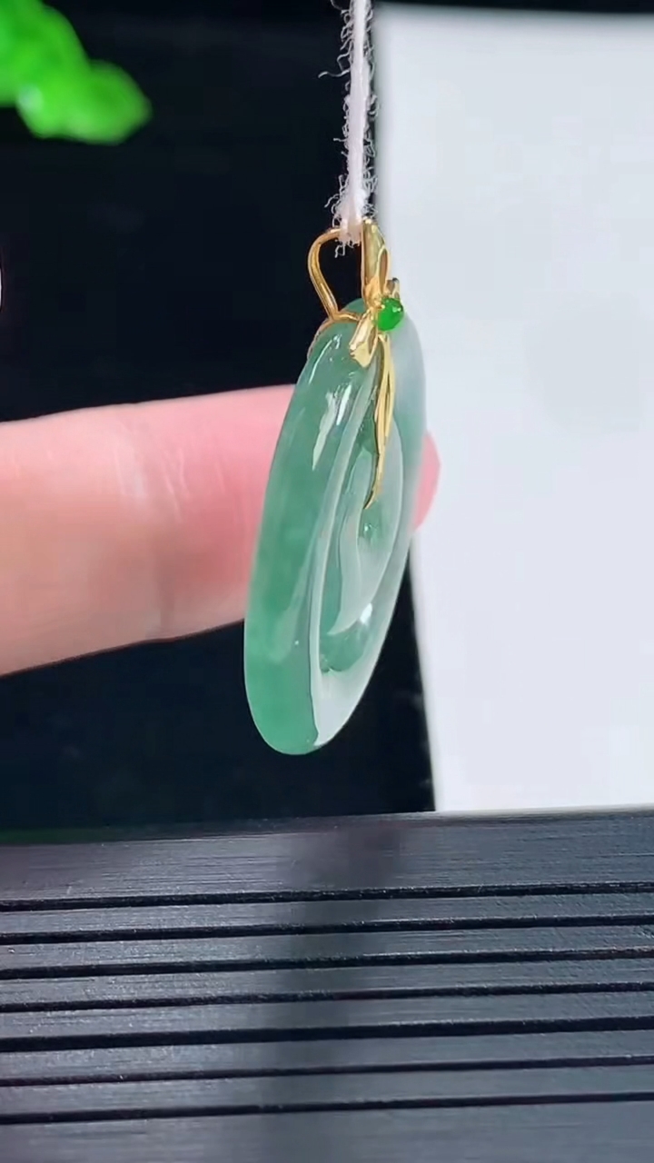天然A货翡翠子母平安扣吊坠，尺寸26-4重量:5.36g
5月16日
