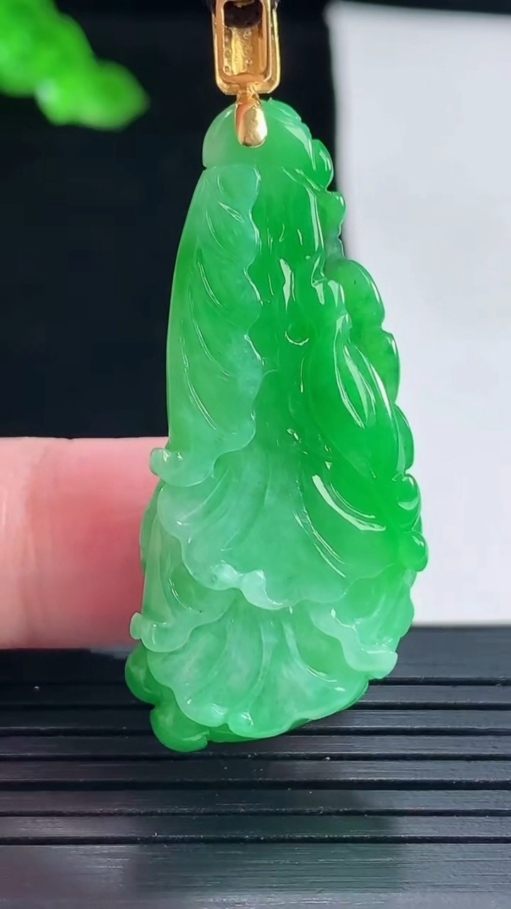 天然A货翡翠白菜吊坠，尺寸41-19-10.2重量:10.86g
5月16日