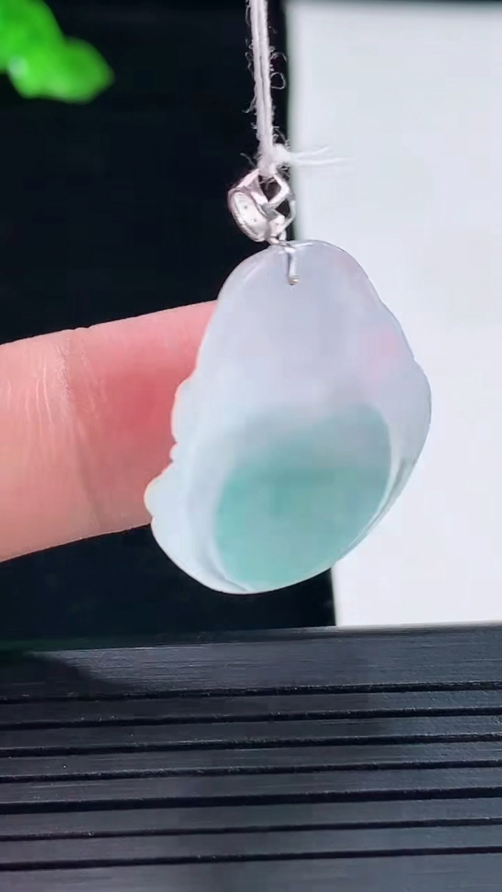 天然A货翡翠种飘花佛公吊坠，尺寸23.5-27-5重量:5.30g
5月16日