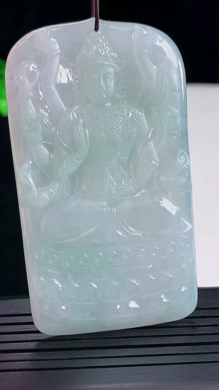 天然A货翡翠千手观音菩萨吊坠，尺寸69.6-40.5-5.2重量:38.44g
5月16日