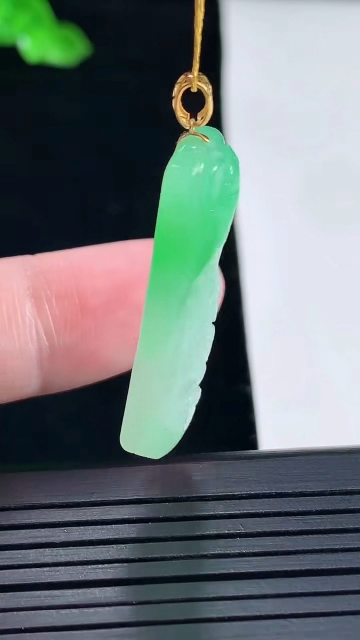 天然A货翡翠山水牌吊坠，尺寸33-15-5.6重量:6.21g
5月16日