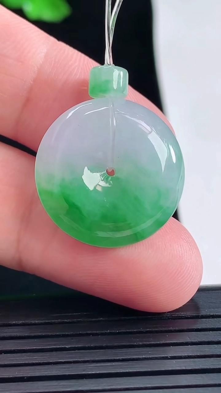 天然A货翡翠平安扣吊坠，尺寸22-6重量:6.06g
5月16日
