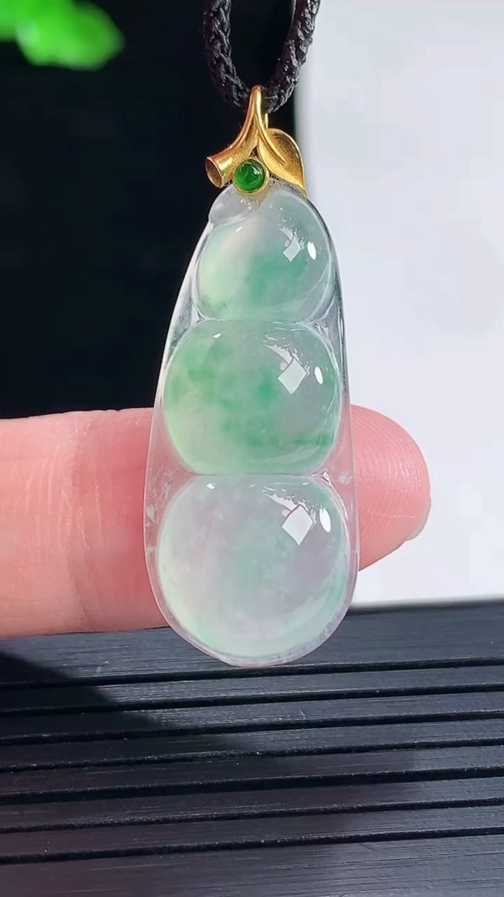 天然A货翡翠福豆吊坠，尺寸30-14-5重量:3.57g
5月16日