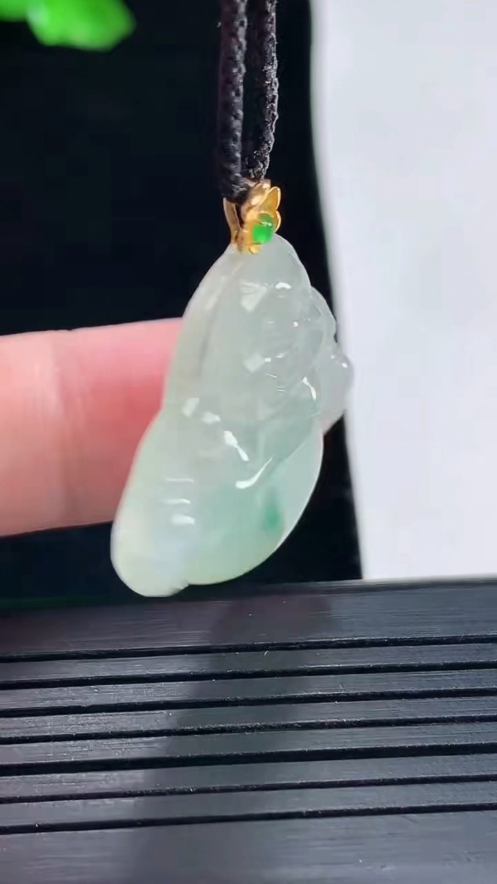 天然A货翡翠佛公吊坠，尺寸25-28.6-5.5重量:6.27g
5月16日