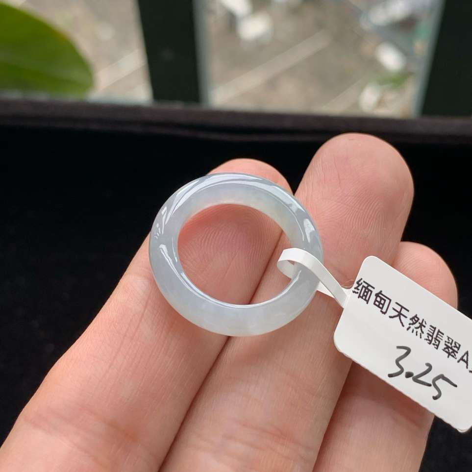 A货天然翡翠冰糯种春彩戒指11-12号重量3.25
5月16日
