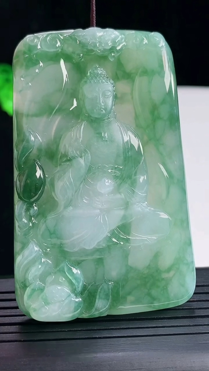 天然A货翡翠阿弥陀佛吊坠，尺寸70-44-7重量:63.15g
5月16日