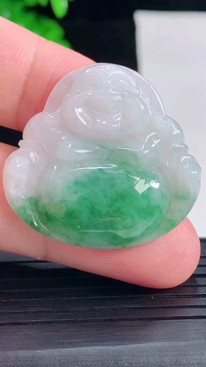 天然A货翡翠飘花佛公吊坠，尺寸32-34-6重量:10.08g
5月16日