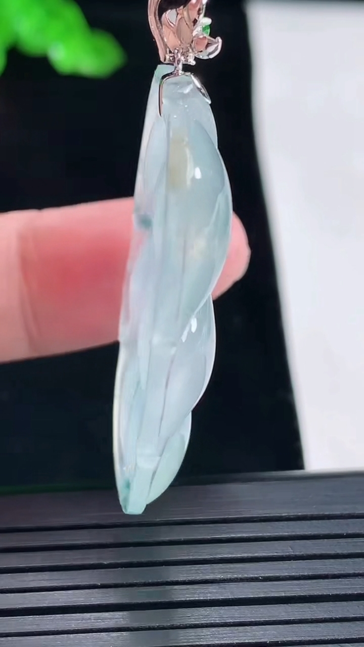 天然A货翡翠种飘花金枝玉叶 叶子吊坠，尺寸42.5-27.2-5.6重量:11.72g
5月16日