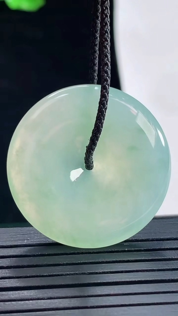 天然A货翡翠平安扣吊坠，尺寸31-5.5重量:10.77g
5月16日
