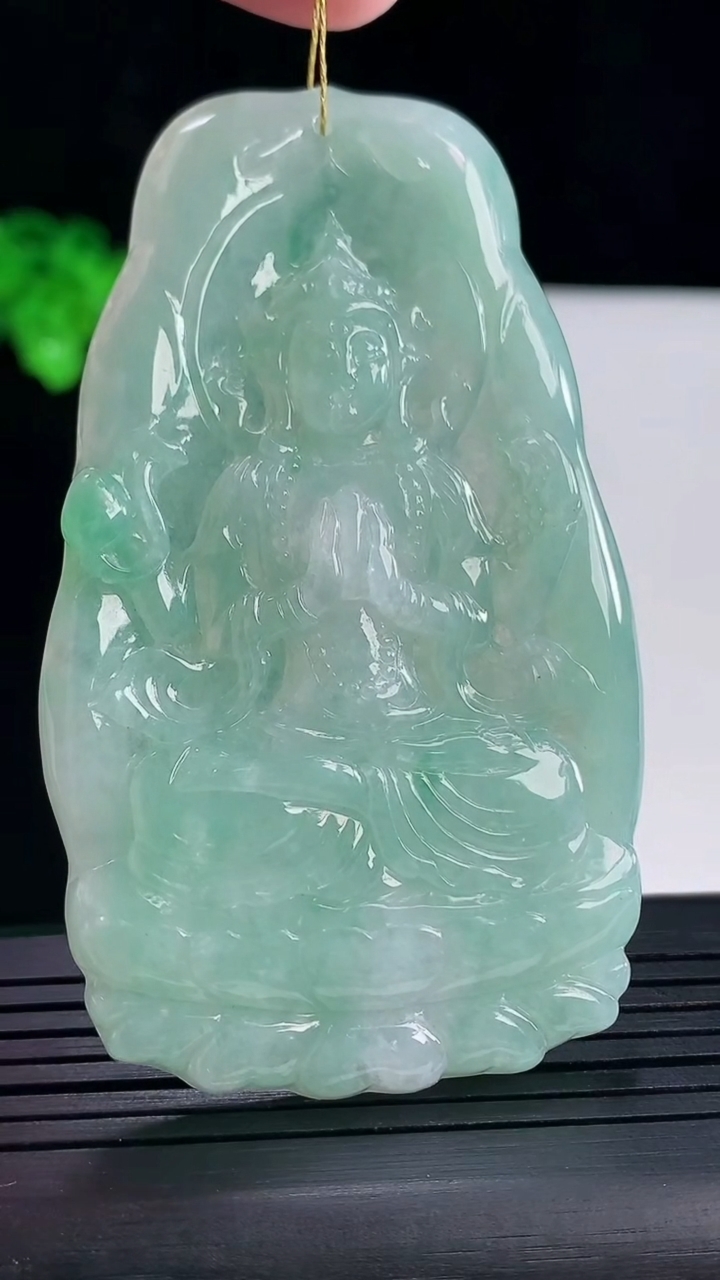 天然A货翡翠千手观音菩萨吊坠，尺寸73-43.2-5.8重量:35.88g
5月16日