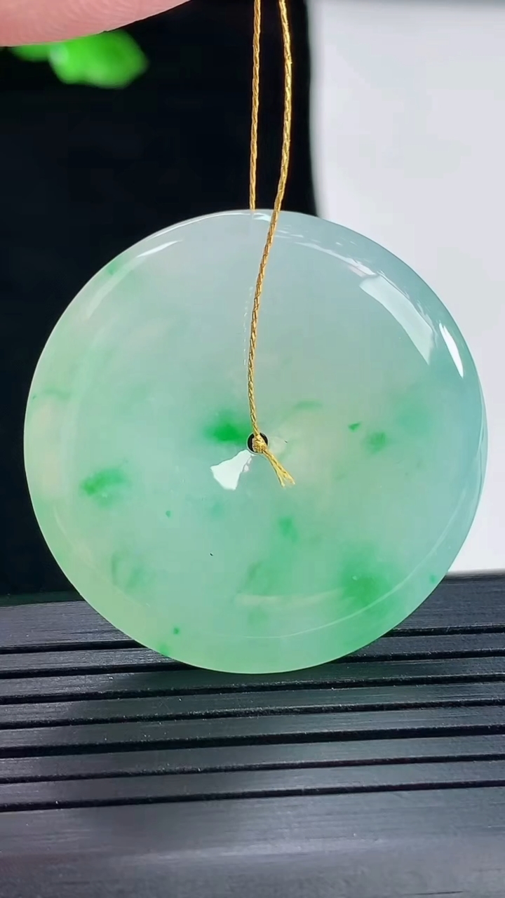 天然A货翡翠平安扣吊坠，尺寸35.5-6重量:15.88g
5月16日