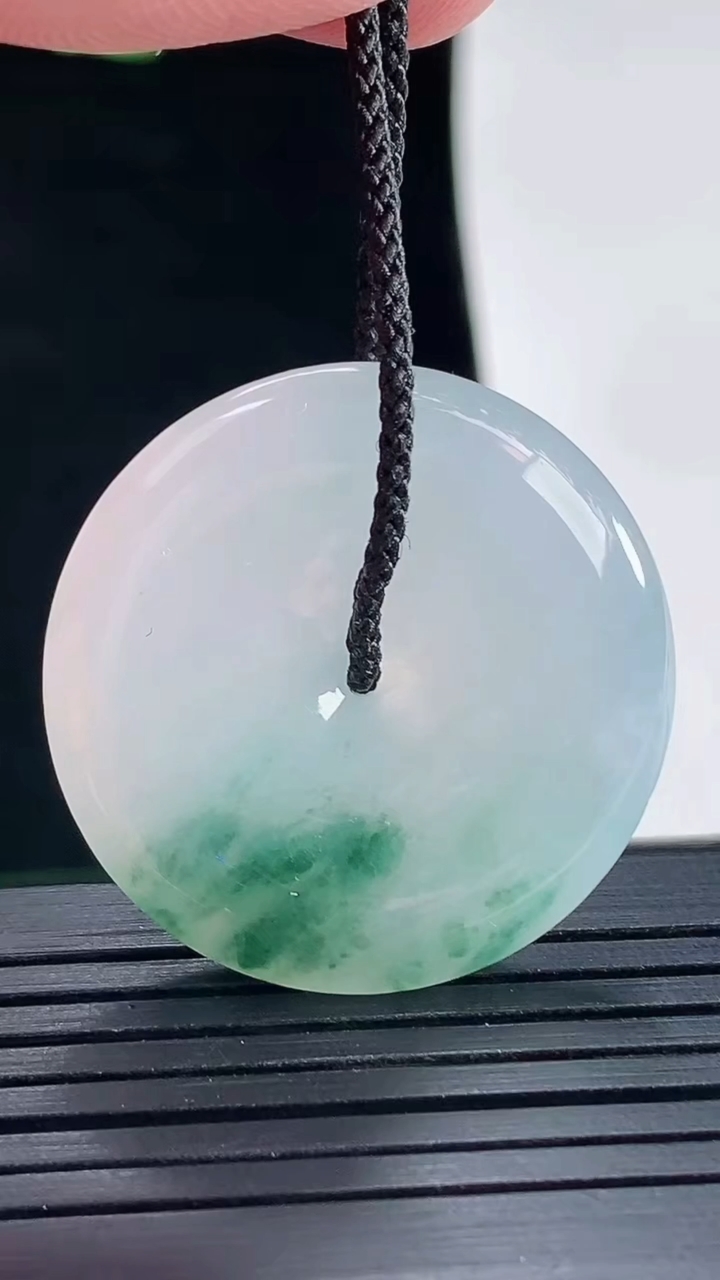 天然A货翡翠飘花平安扣吊坠，尺寸30-5.5重量:10.69g
5月16日