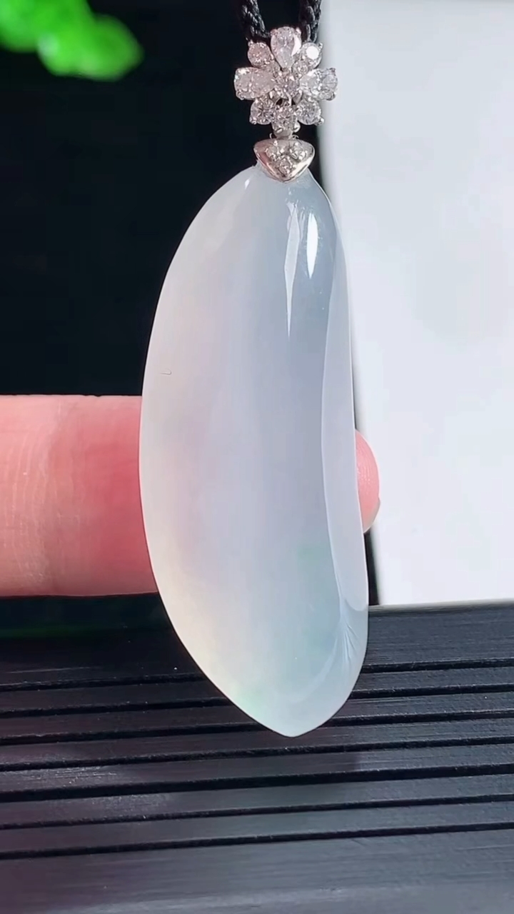 天然A货翡翠种白冰福瓜吊坠，尺寸38-25.5-10重量:10.06g
5月16日