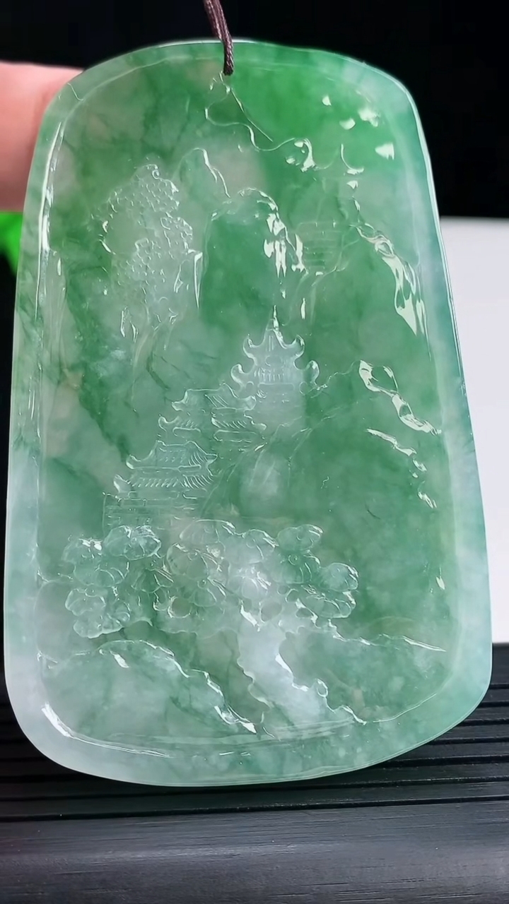 天然A货翡翠山水牌吊坠，尺寸75.5-48.6-7.2重量:58.00g
5月16日