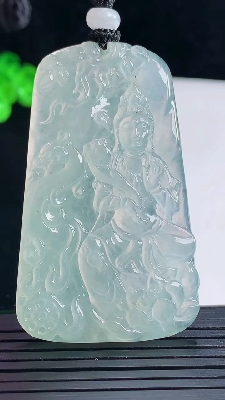 天然A货翡翠大势至菩萨吊坠，尺寸58.5-36-5.6重量:30.35g
5月16日