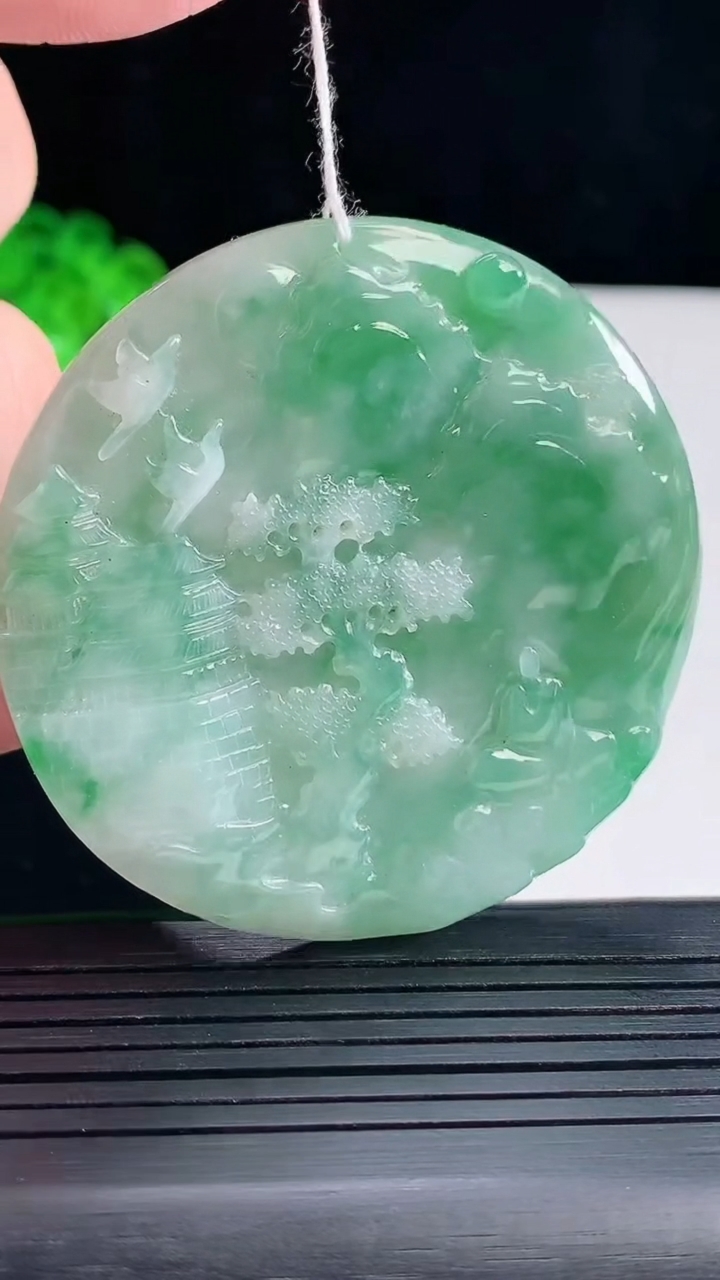天然A货翡翠山水牌吊坠，尺寸54-5.5重量:34.67g
5月16日