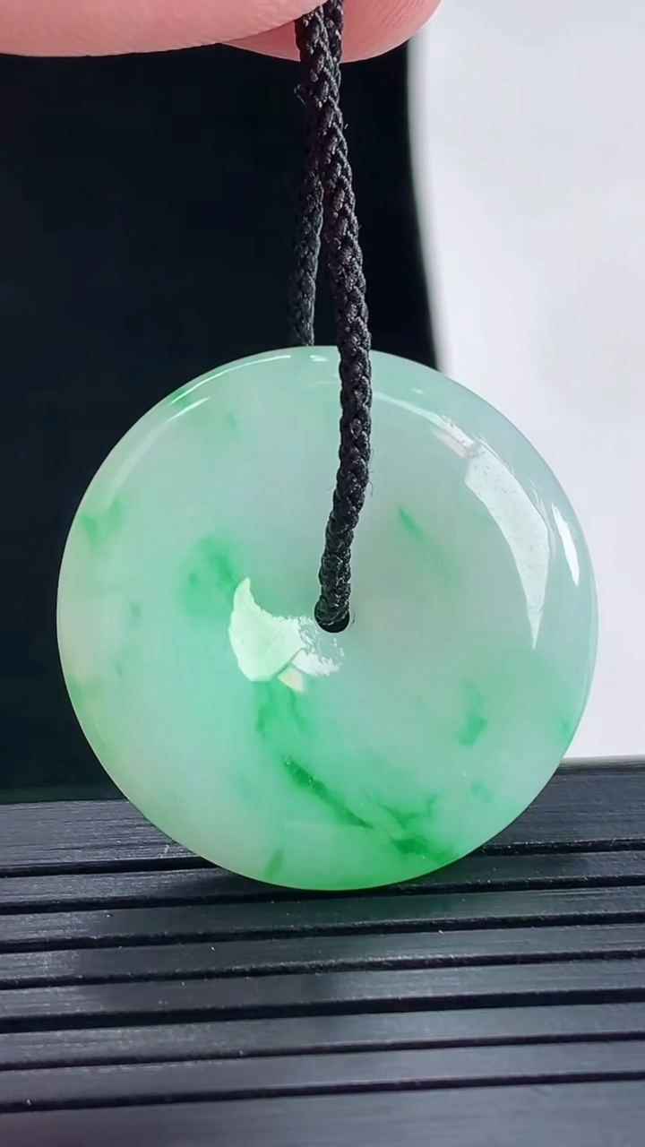 天然A货翡翠平安扣吊坠，尺寸29-5.5重量:9.88g
5月16日