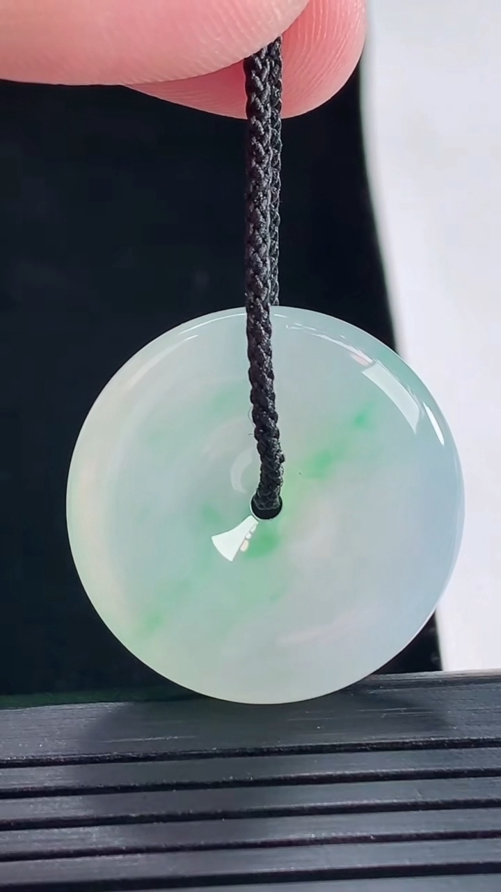 天然A货翡翠平安扣吊坠，尺寸26.5-5.6重量:8.65g
5月16日