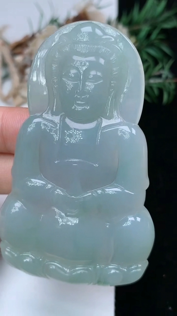 天然A货翡翠观音菩萨吊坠，尺寸69-42.5-5.4，重量:32.16g
5月16日