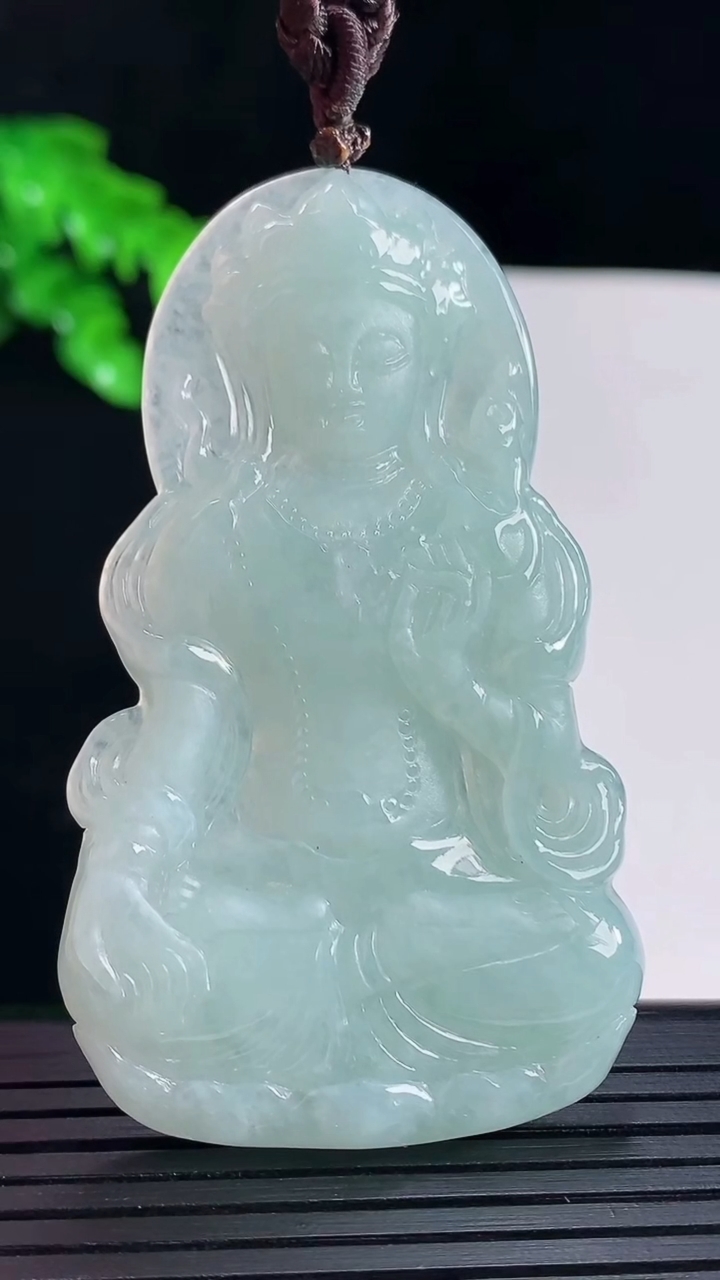 天然A货翡翠度母菩萨吊坠，尺寸63.6-37.6-5.2重量:26.77g
5月16日