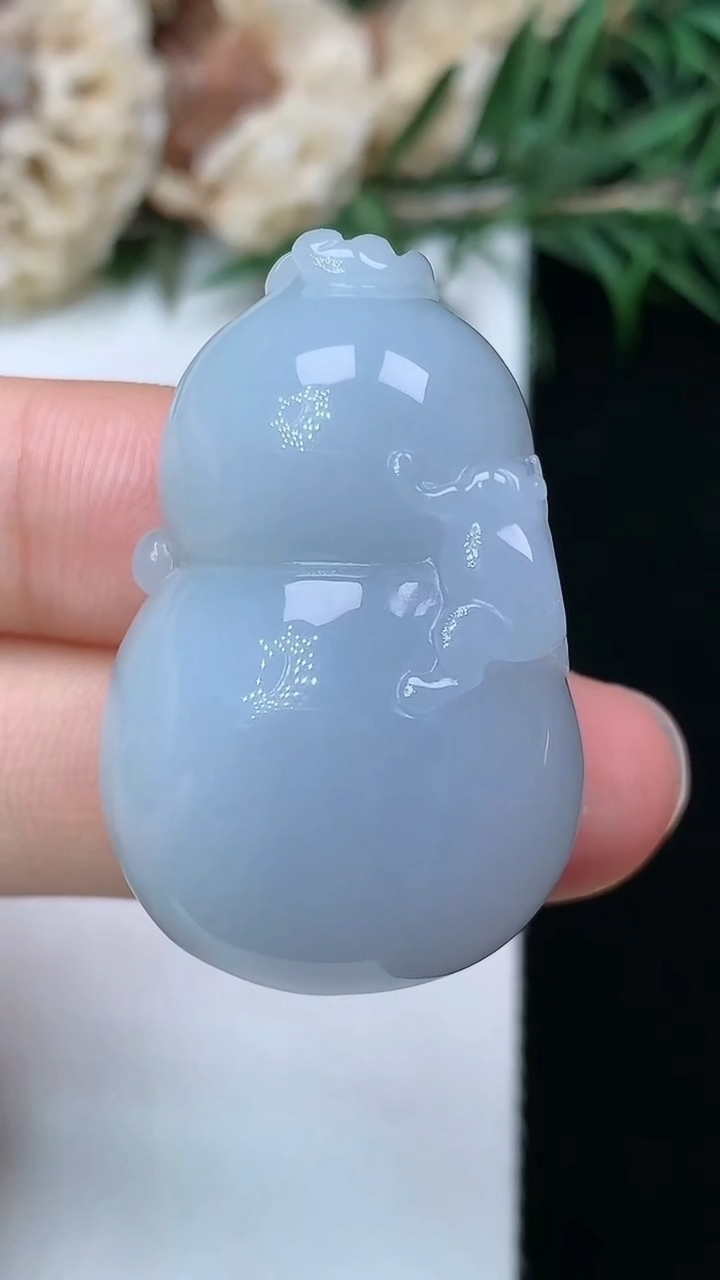 天然A货翡翠白冰葫芦吊坠，尺寸33.6-21.9-13.2，重量:19.48g
5月16日