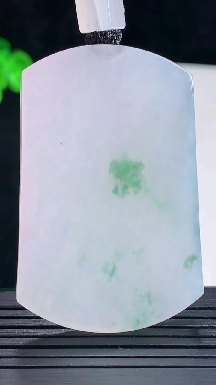天然A货翡翠种紫罗兰 飘花无事牌吊坠，尺寸54.5-35.6-5.8重量:36.36g
5月16日